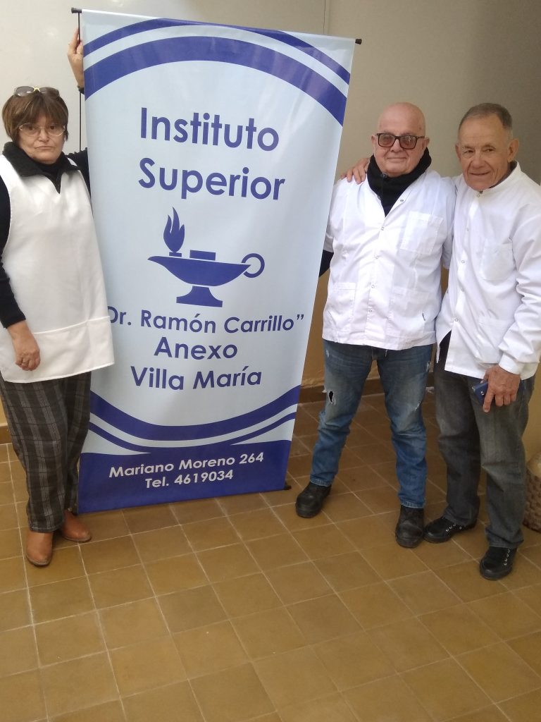 Oscar, Samuel y Marisa, en la entrada del Instituto Carrillo